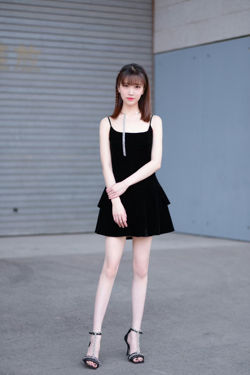 张纯烨黑色小裙子,尽显俏皮可爱