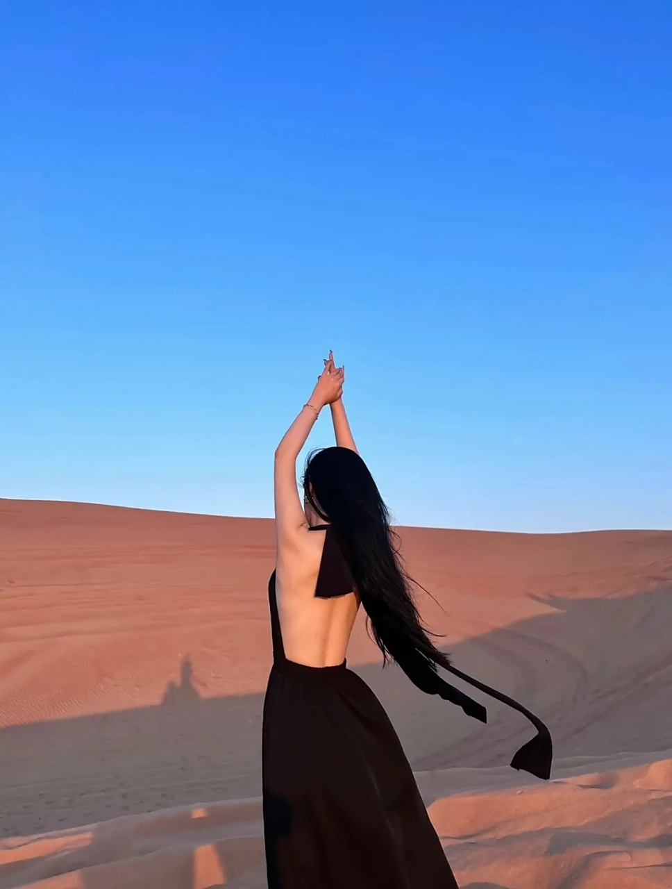 沙漠黄昏,美人图#美女# #时尚穿搭# #日常穿搭