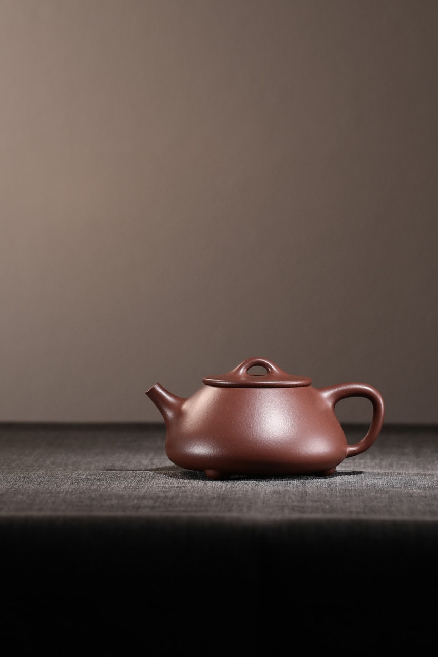 平盖石瓢|优质紫泥|180cc|半手  形体十分到位,刚劲中带着秀美,柔和中