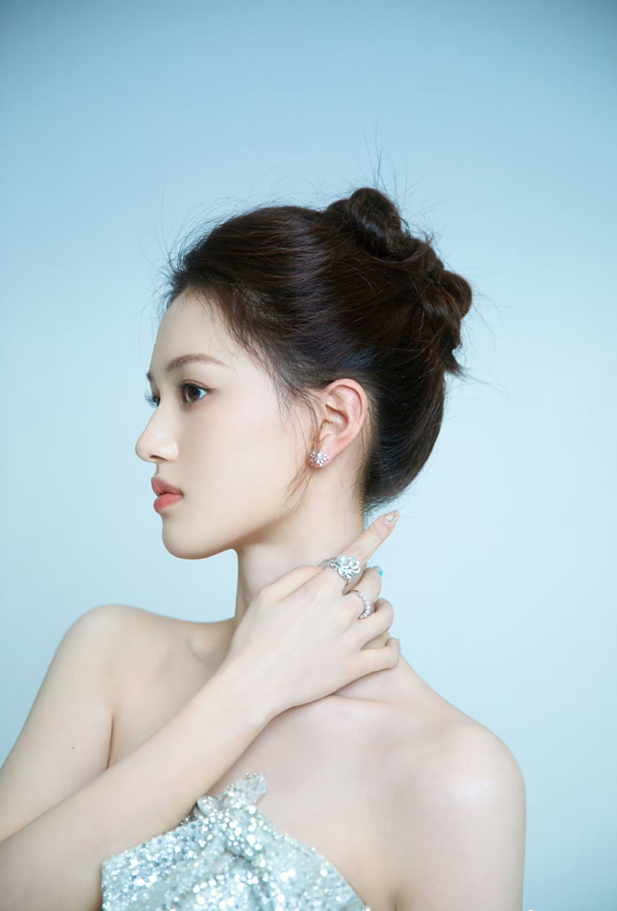 看沈羽洁穿着淡兰色的礼服好清纯啊,看她长长的脖