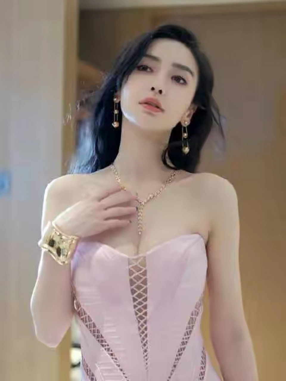 网友:angelababy穿着v形紧身裙,化身蝴蝶女郎,秀好身材,太美太仙啦