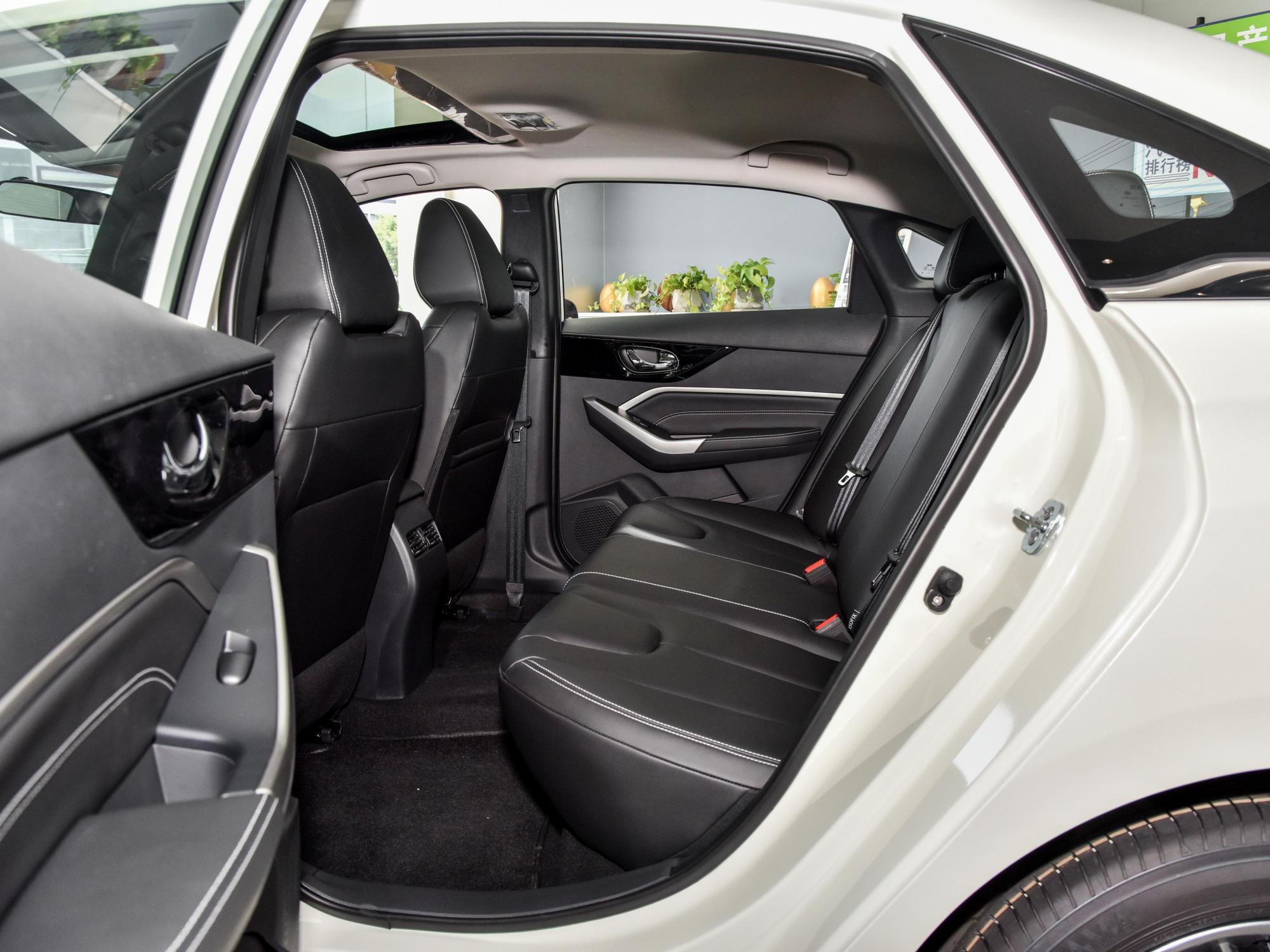 配置不错,空间大,比轩逸动力好,实拍启辰d60