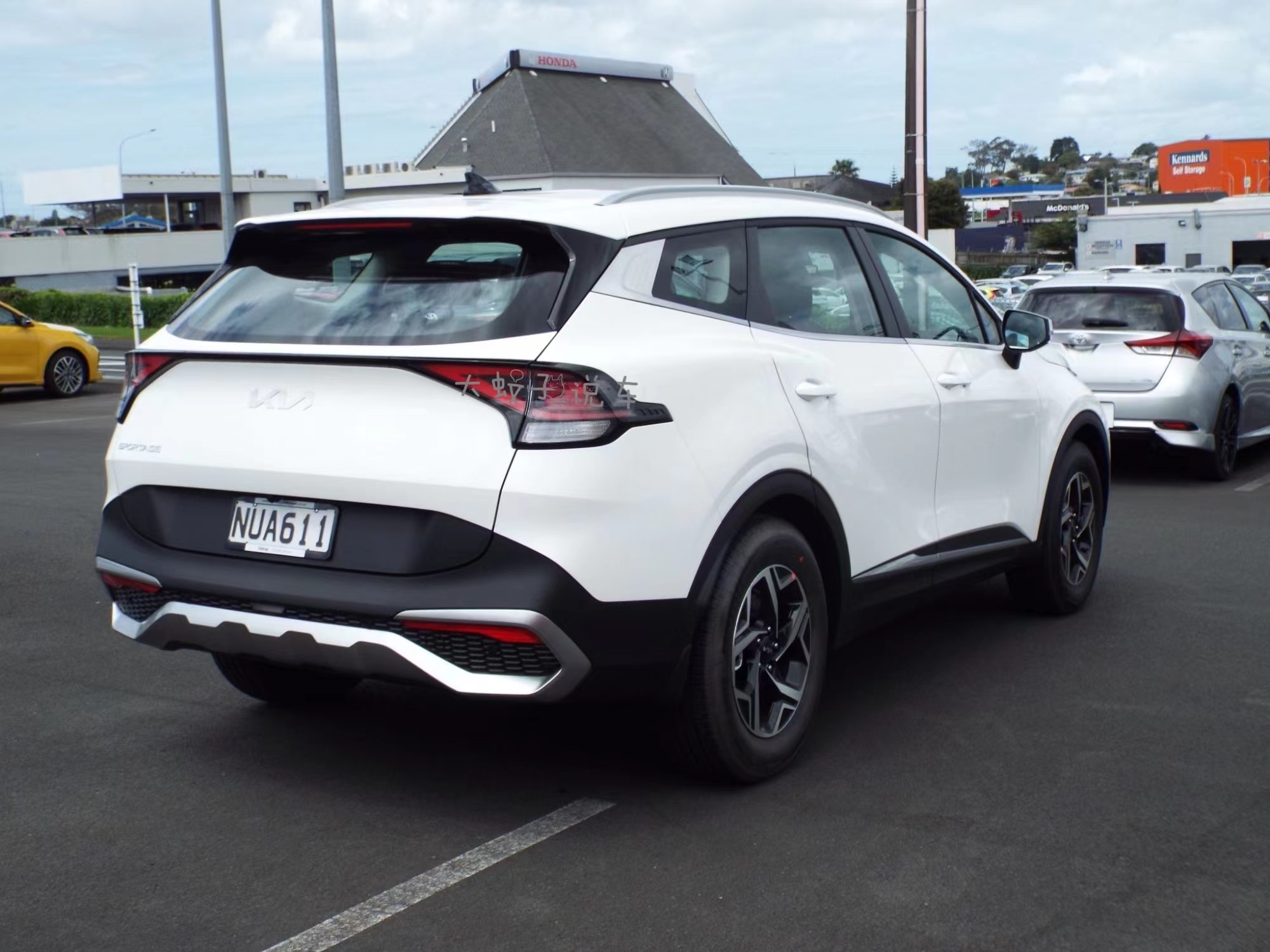 造型惊艳,"最美"kia狮跑suv亮相,科幻感十足,1.6t加速仅8秒