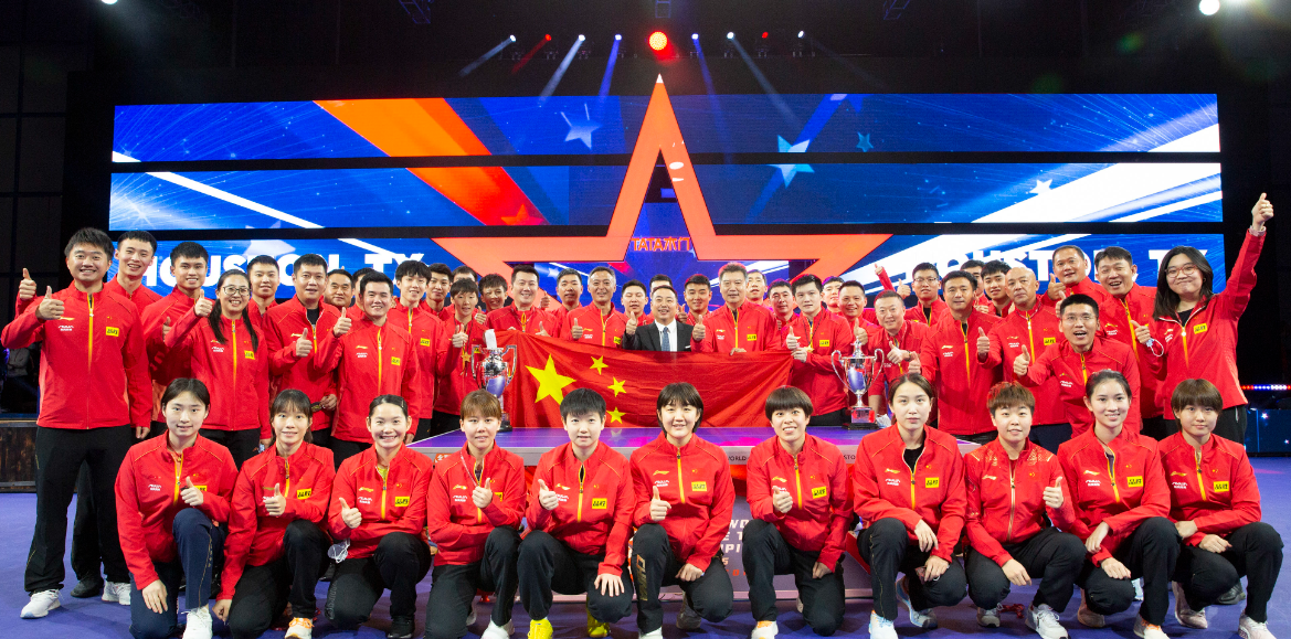 国乒大合照,中国红闪耀德班!队员位置透露玄机