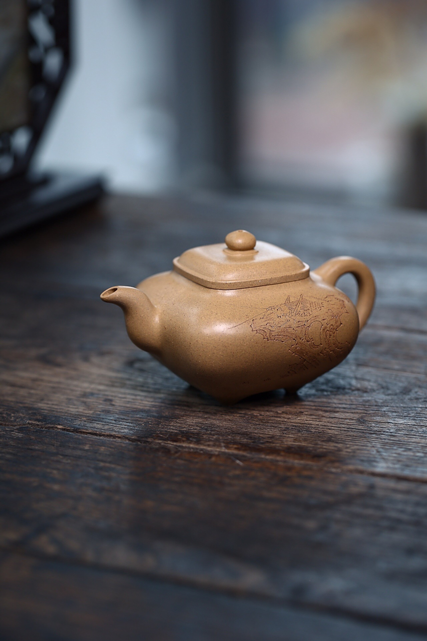 传炉壶,纯手工制作,容量270毫升,壶身19孔出水,壶体使用珍贵的段泥