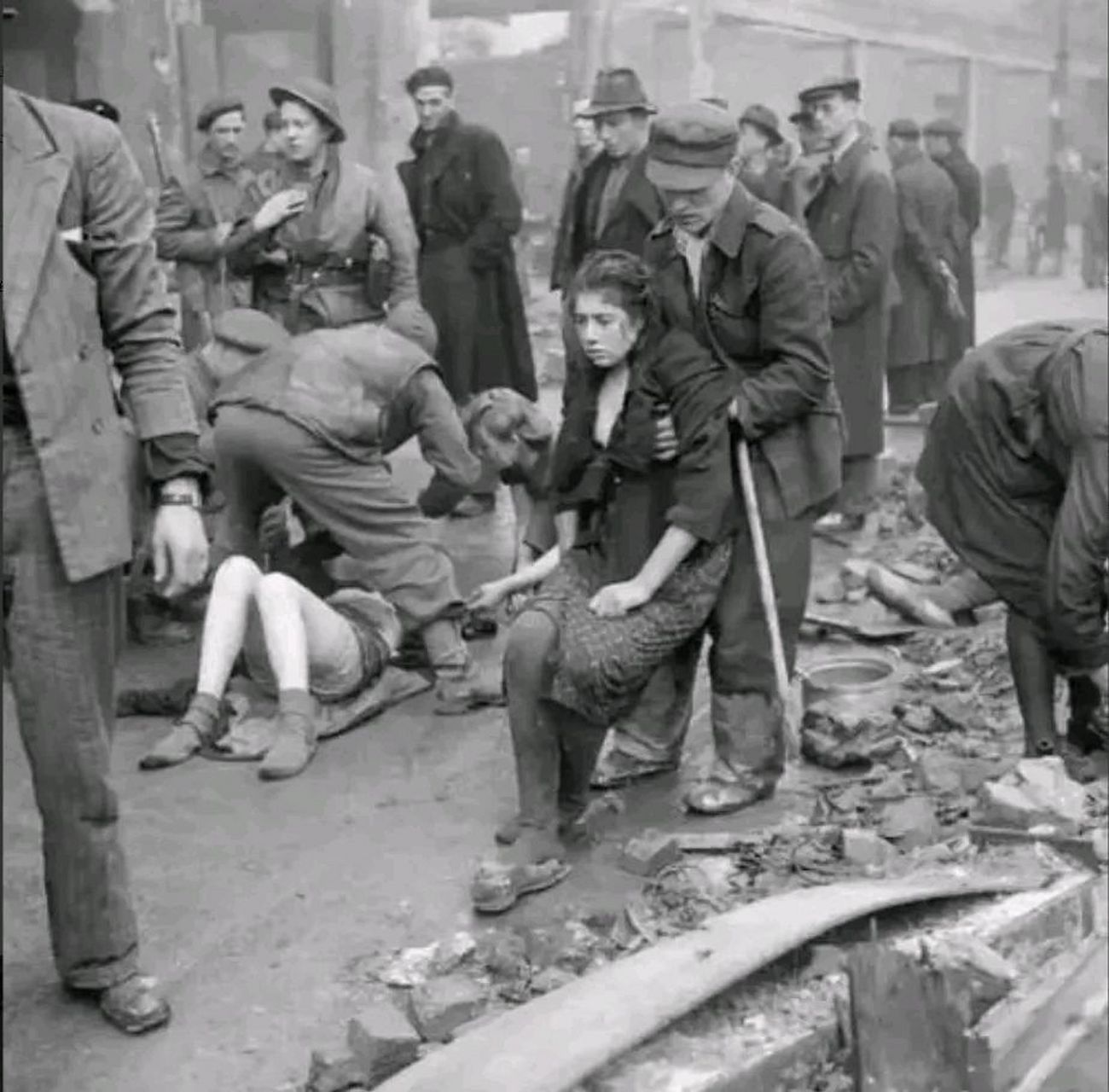 1945年4月30日,苏联红军攻占柏林,疲惫的战士们坐在地上休息