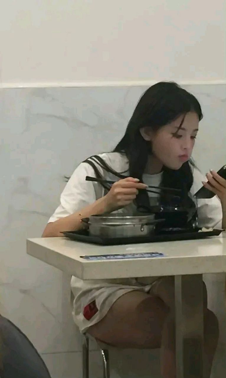 此时的杨超越icon,还未被发掘,正正安静地坐在沙县小吃店里吃饭,然而