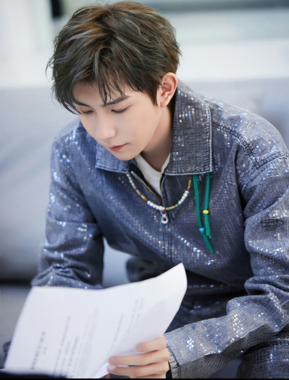 王源帅照来袭,一身blingbling蓝色套装,帅气阳光少年一枚#明星写真