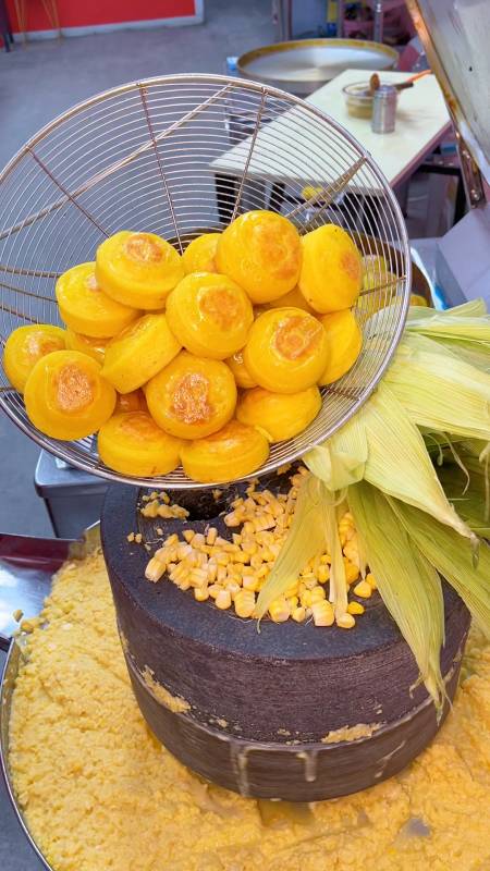 大姐摆摊卖石磨黄金玉米饼,一个月收入3万多,大姐一个人是怎么做到的?