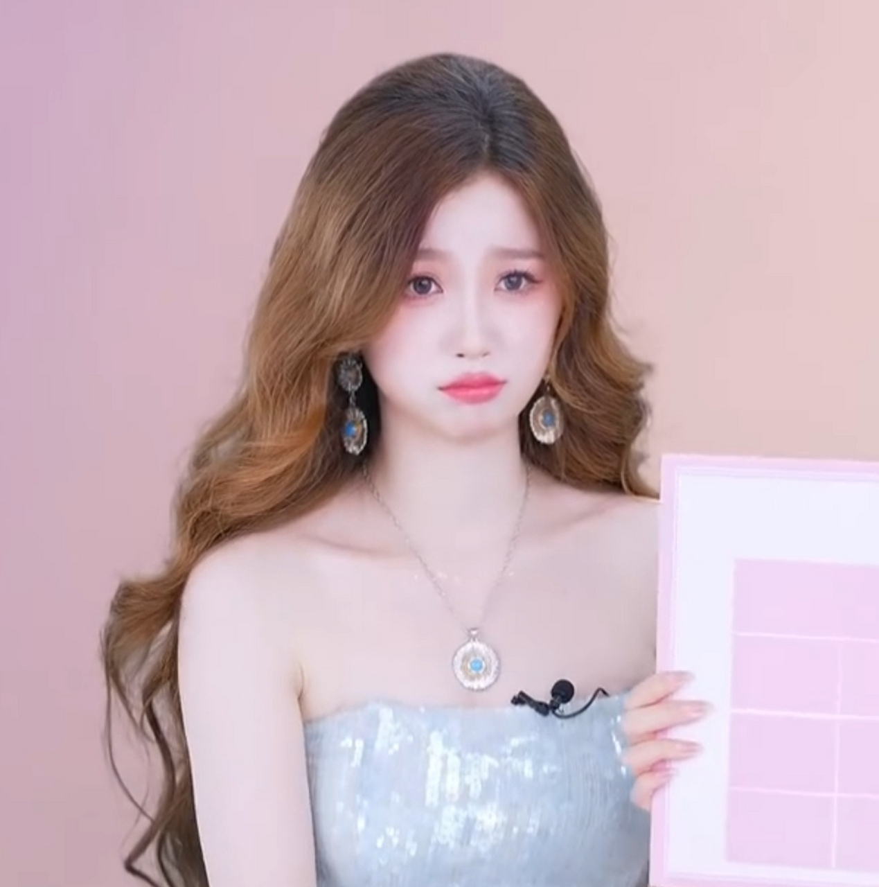 虞书欣跟风做了高颅顶发型,侧面看鼓起来一块还有点奇怪呢,正面确实显