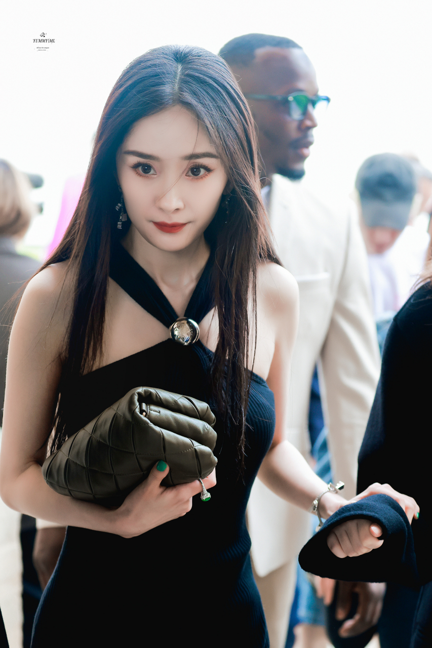 loewe罗意威全球品牌代言人杨幂,巴黎时装周看秀造型