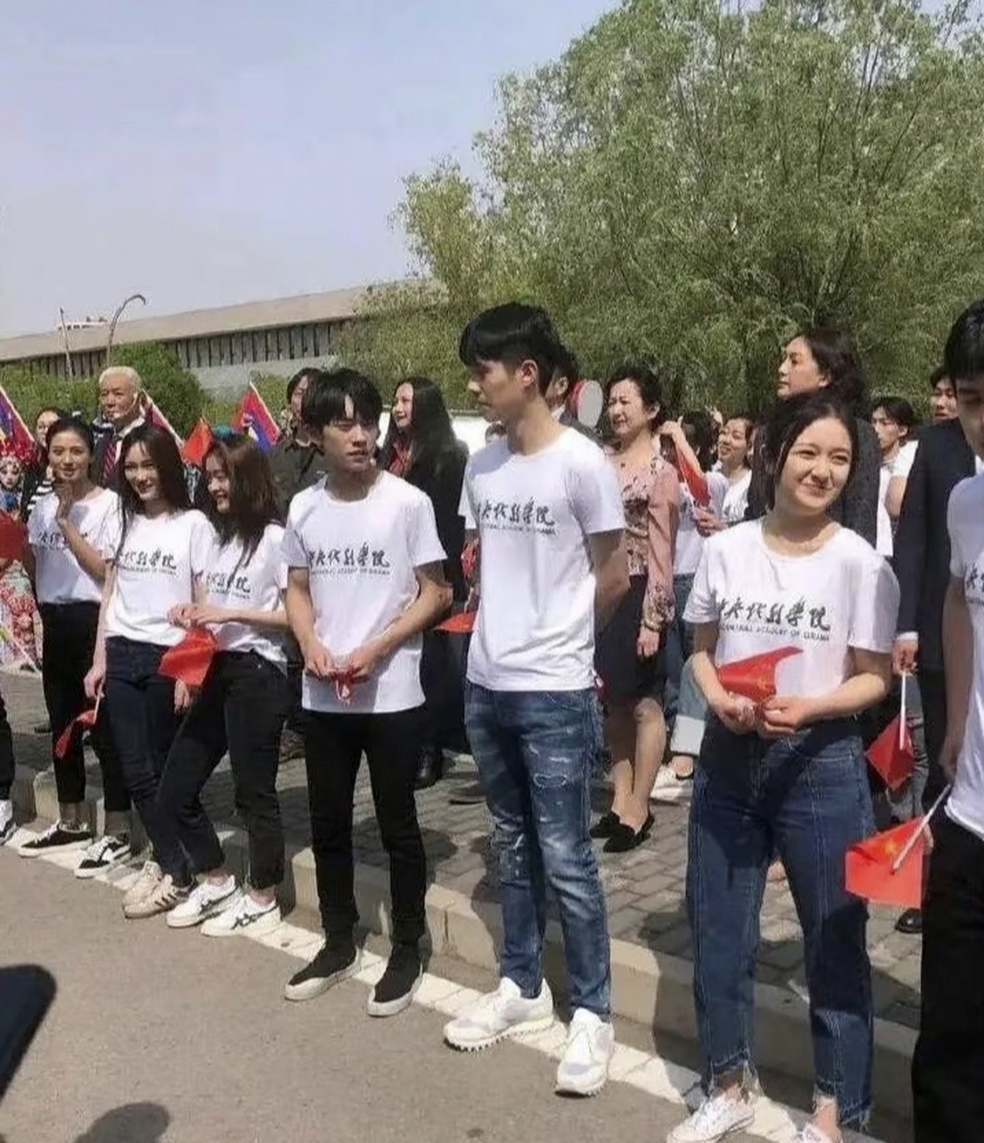 易烊千玺和刘昊然同框的画面,让旁边的两个女生笑的合不融嘴.