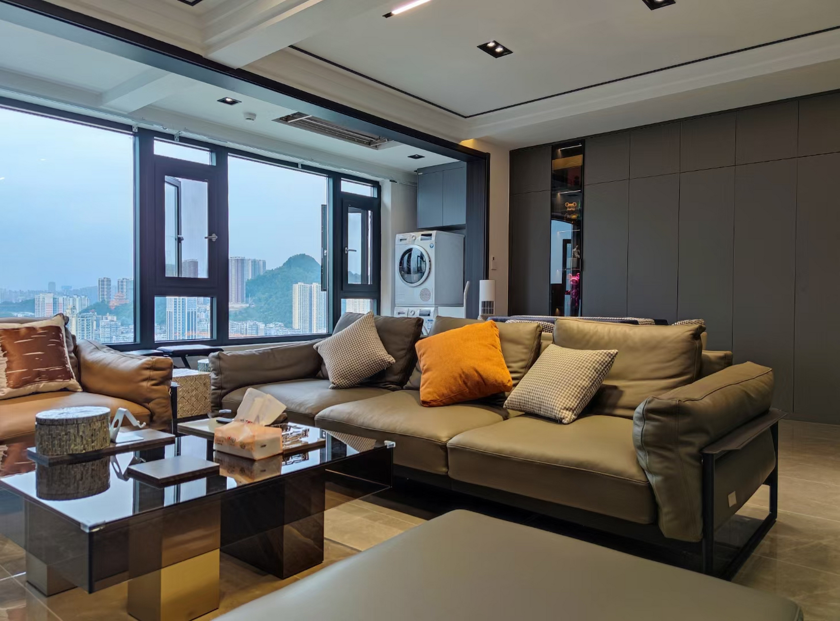 这套,117平,一直都喜欢这样的大横厅,大落地窗,无主灯设计,加上这样的