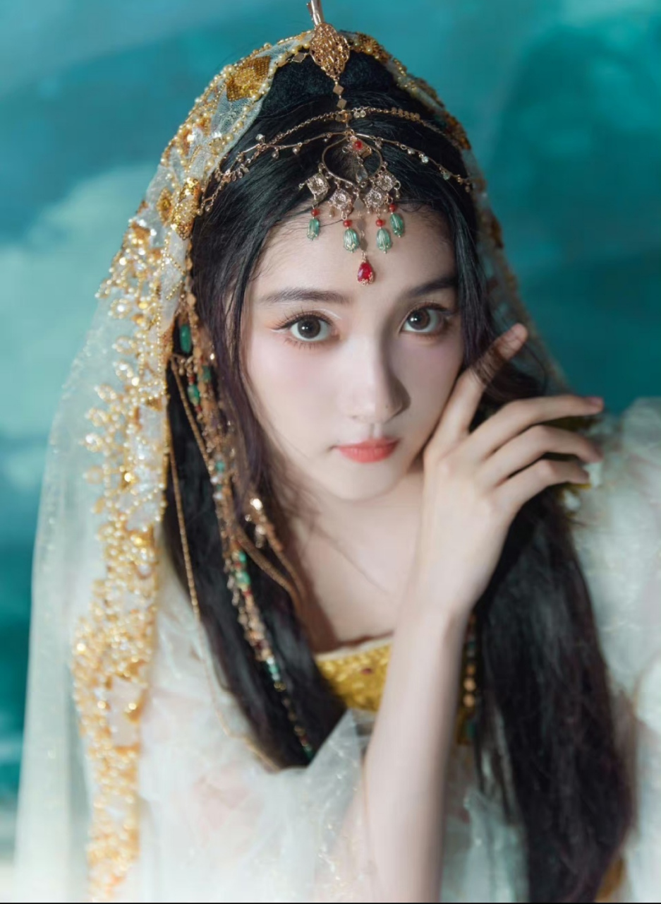 白皙肤色再加上华丽的裙子,美极了#关晓彤# #热点