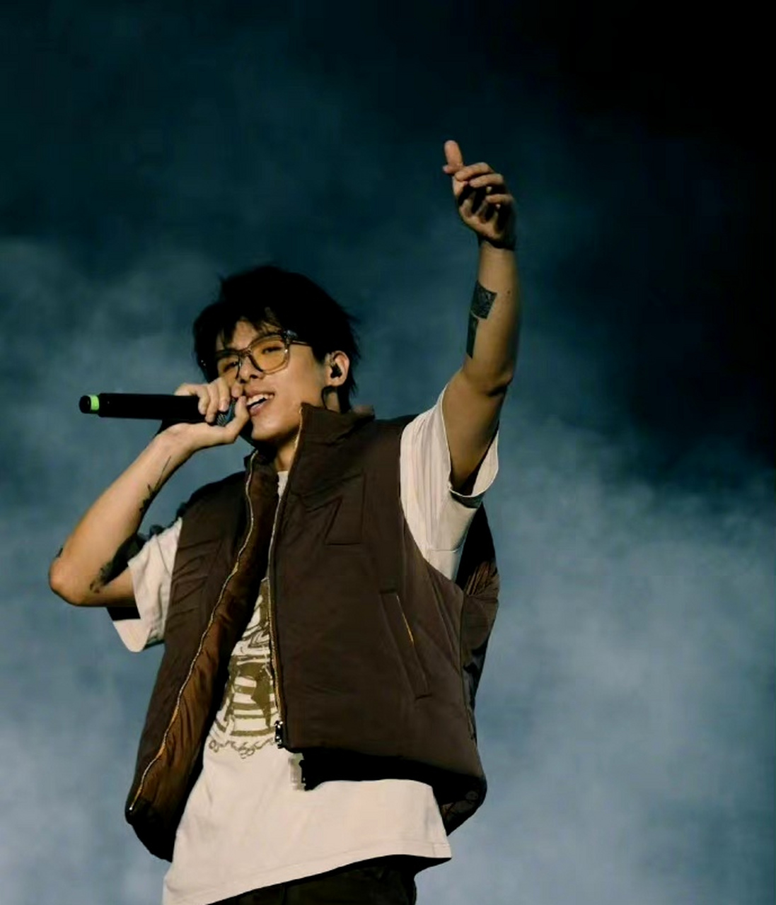 说唱歌手"法老"将巡演收益129万元捐赠给志愿军老兵帮扶计划,这歌手好