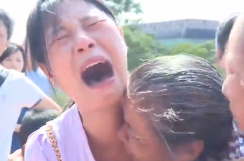 寻亲三十年,女儿人群中一眼认出母亲,母女抱头痛哭