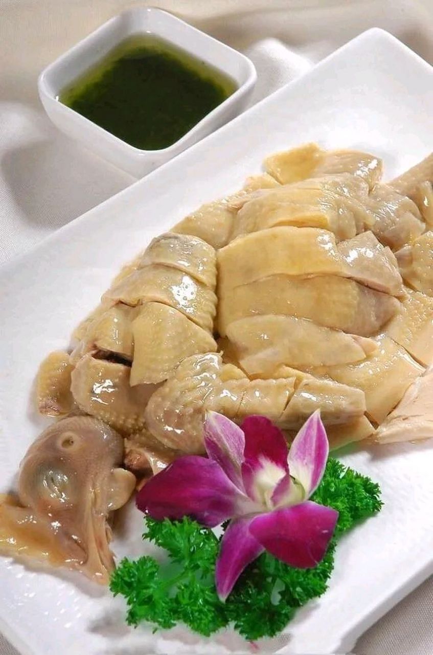 盐水鸡是一道具有悠久历史的传统美食,远在古代就有记录.