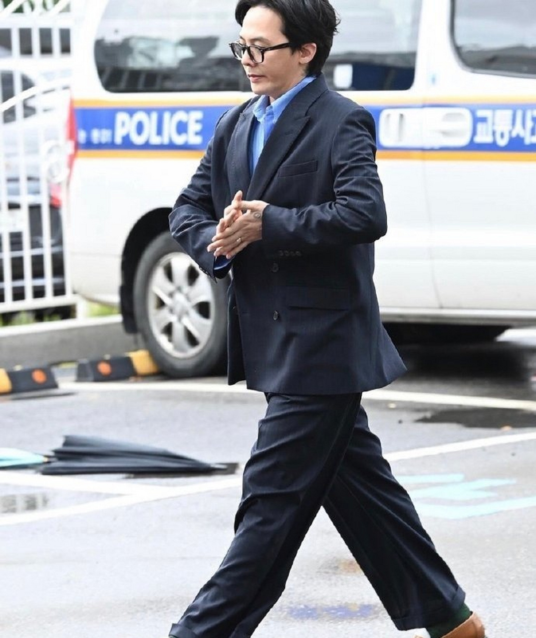 权志龙首度现身接受警方调查,他面相完全变了 676767