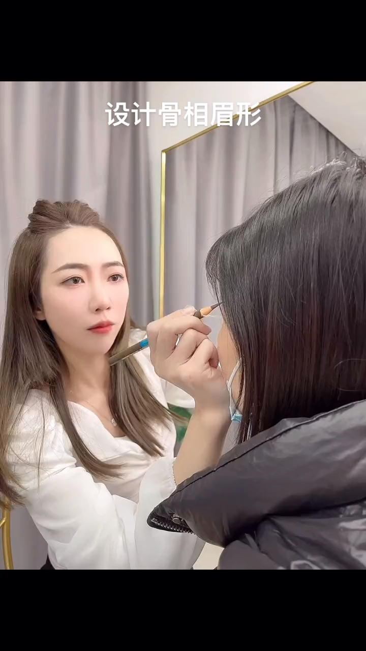 美女视频美女在很认真的帮别人化妆