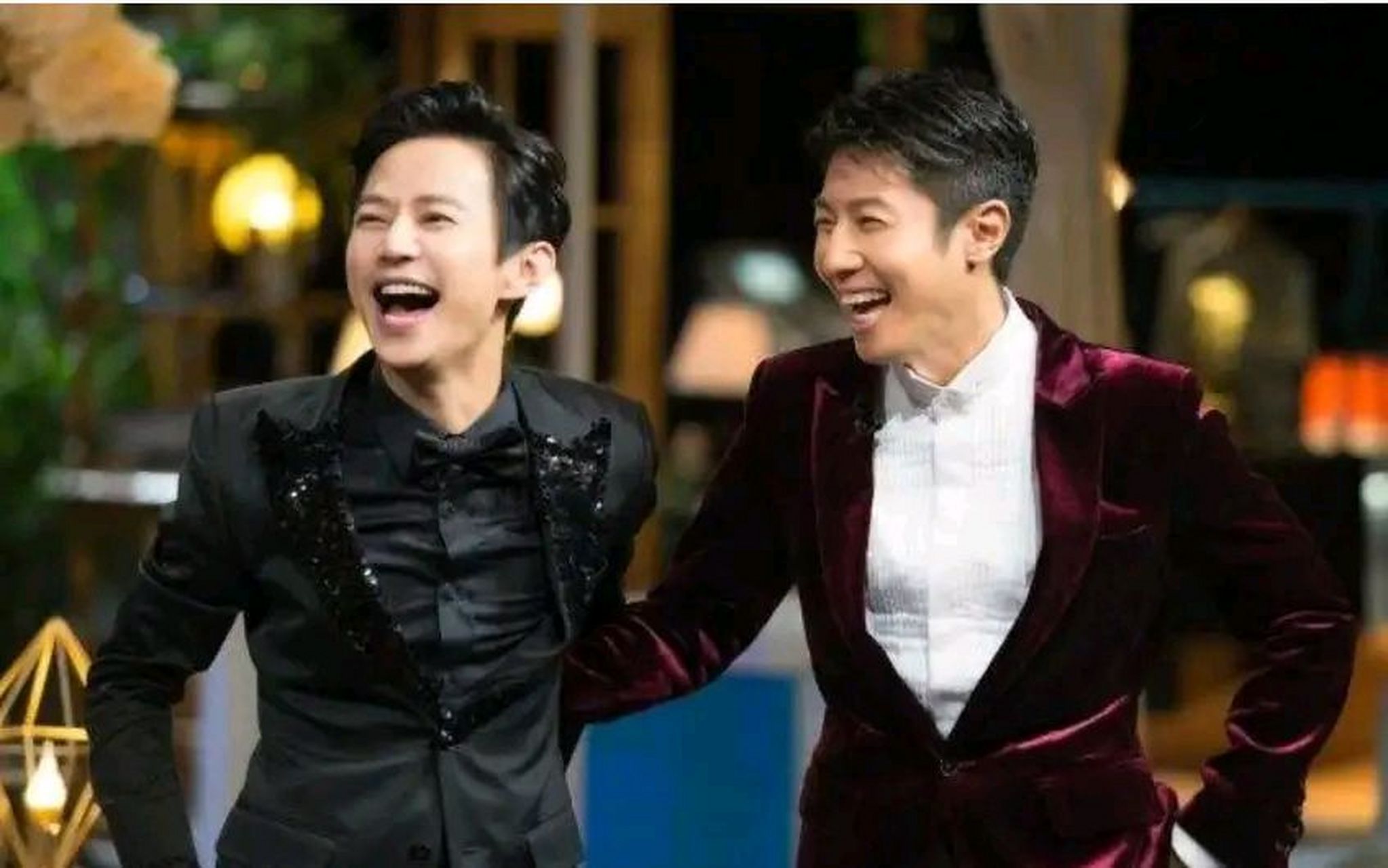 何炅的年收入差不多3000万,何炅问撒贝宁:要是我去央视应聘的话,能