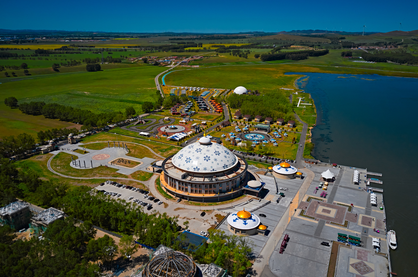 库伦淖尔旅游度假区:草绿风起纸鸢飞