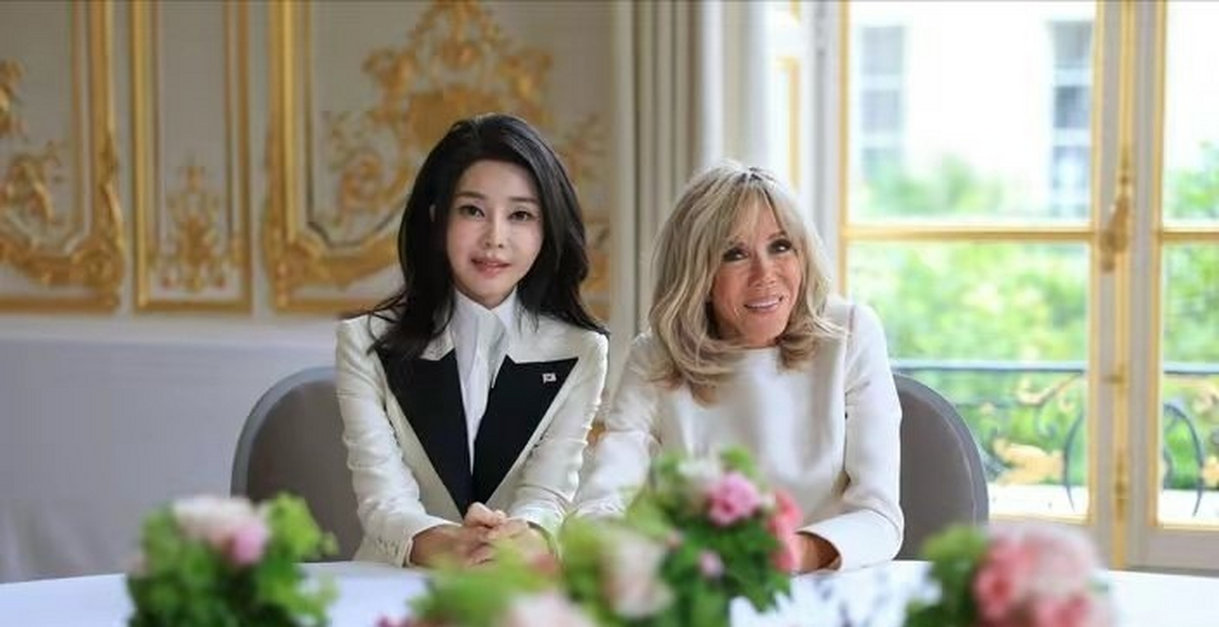 51岁的韩国总统夫人金建熙和70岁的法国总统夫人布丽吉特. 67