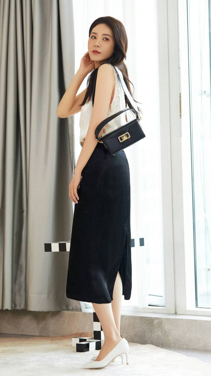 高跟鞋,大长腿,在你面前换鞋,换衣服,你心动了,曾黎就成功了～#曾黎