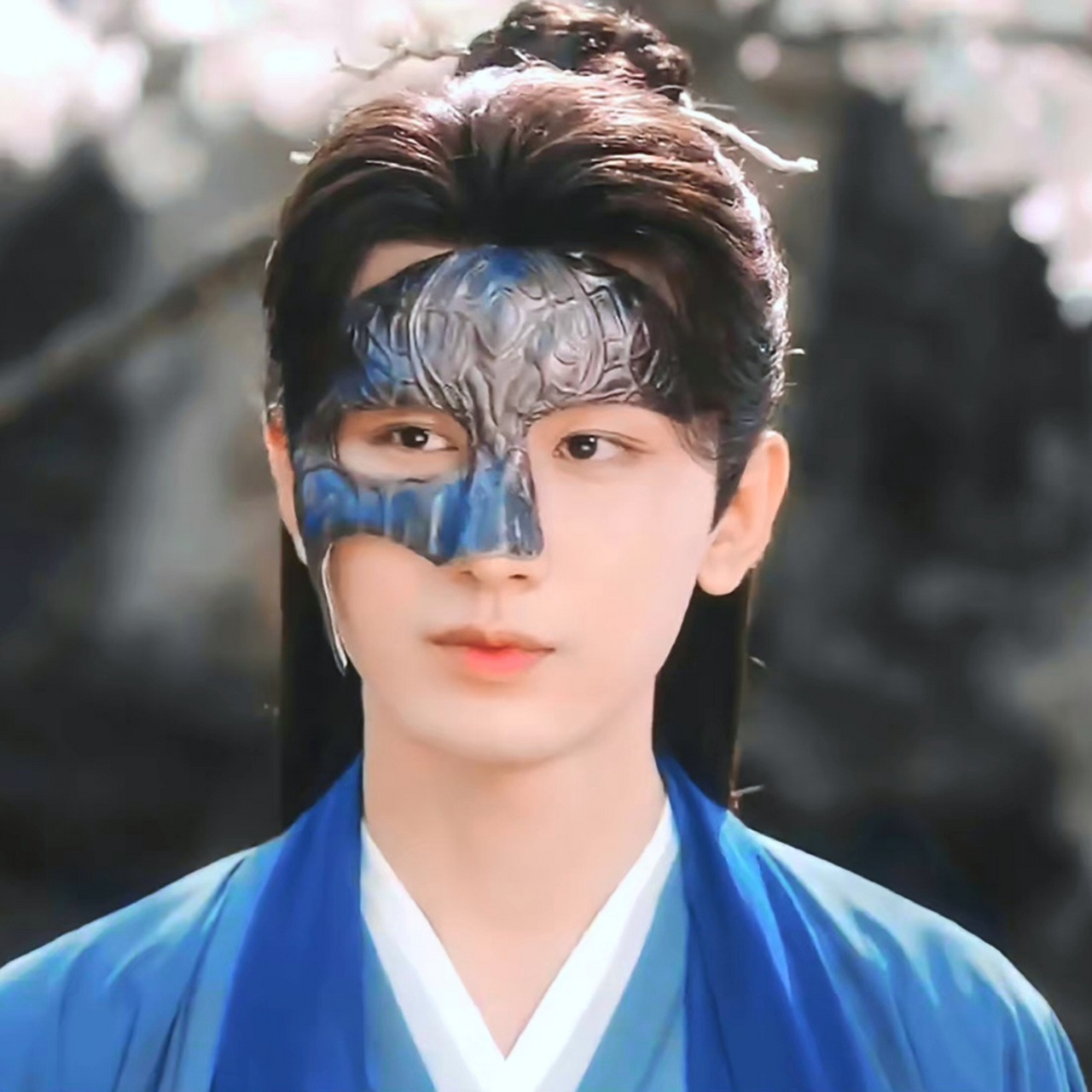 《莲花楼》里李莲花这个面具剧照,让我想起了《琉璃美人煞》里那个