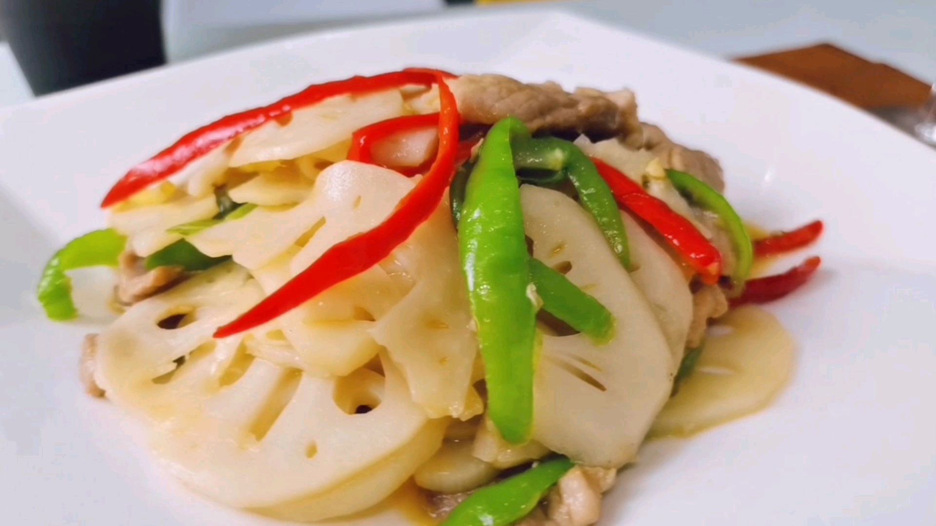 农家小炒“藕片炒肉”的家常做法,藕片脆爽不发黑,清爽不油腻