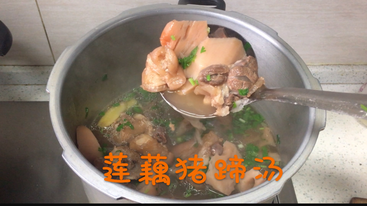 莲藕炖猪蹄汤,汤鲜味美好喝不油腻,肉质软糯特好吃