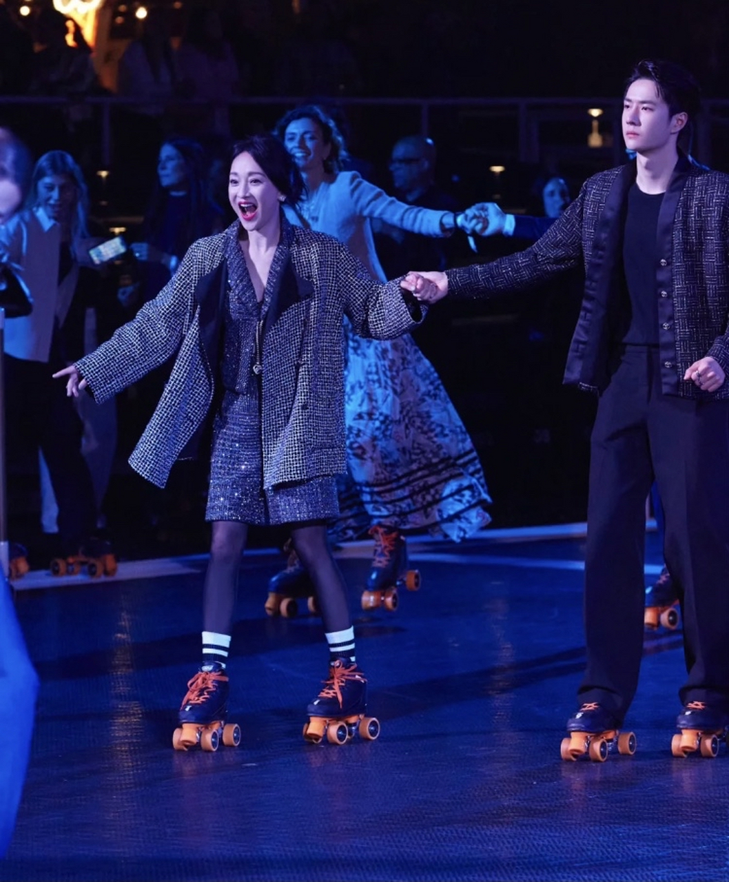 周迅和王一博牵手滑冰玩得好开心呀.