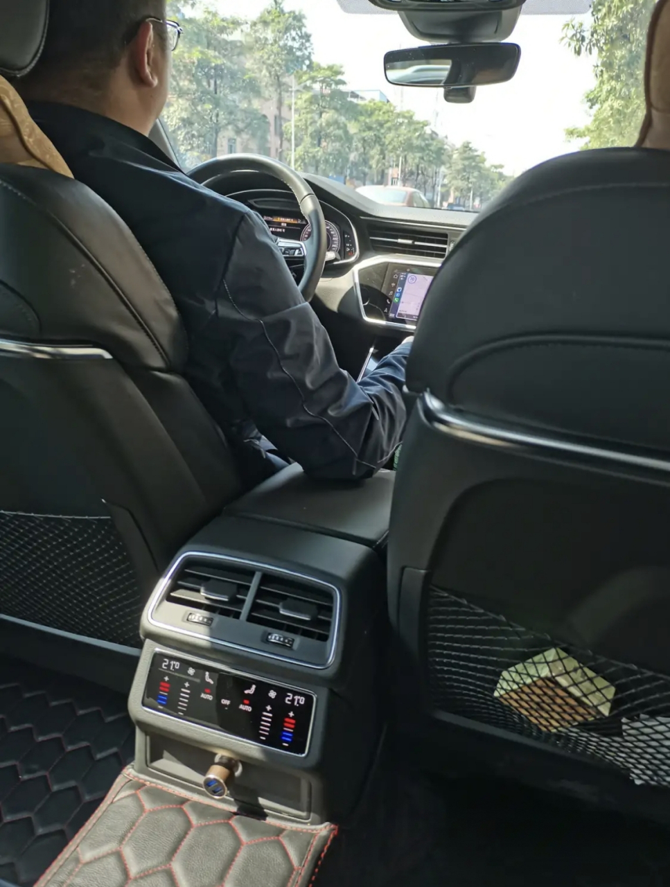 网友:老板开车,我坐后面,瞬间就觉得我是老板的老板了,哈哈