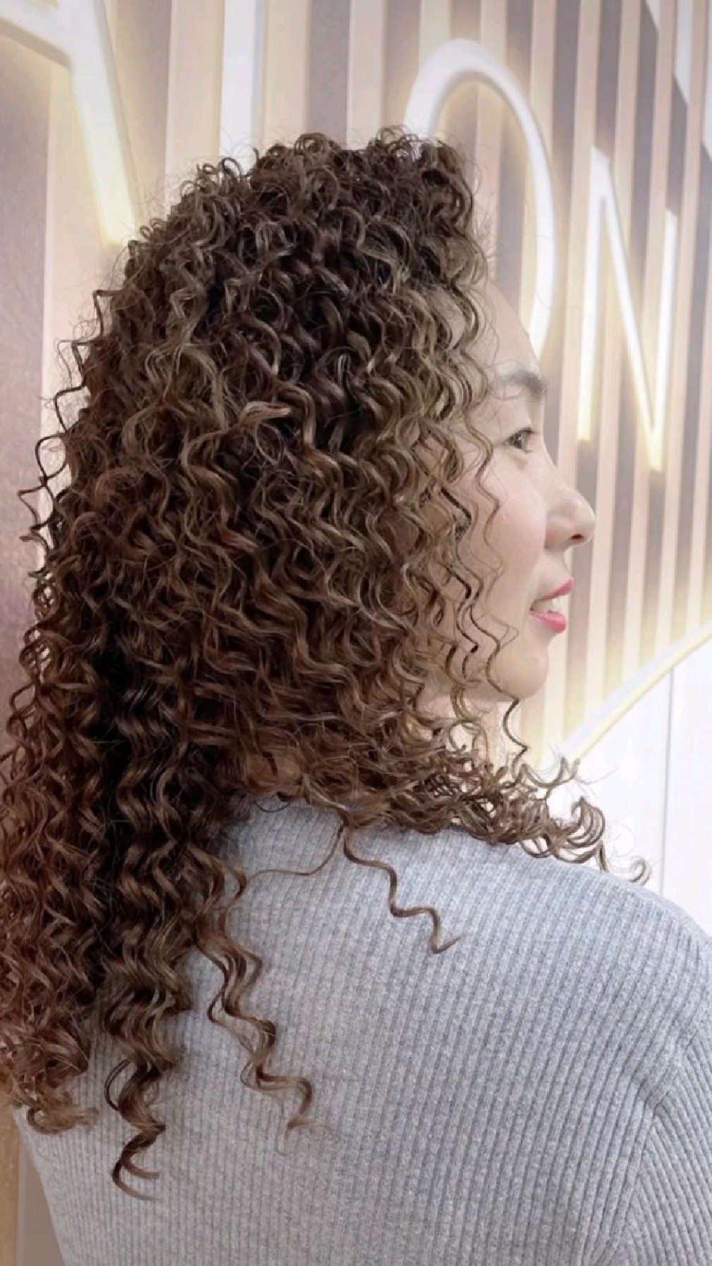 一款女士卷发排杠讲讲虫虫卷适合头发少