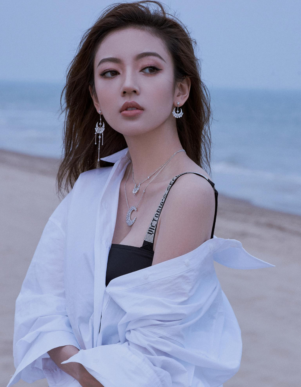 何瑞贤是新生代女演员中长相偏明艳大气的,可塑性真的很强.