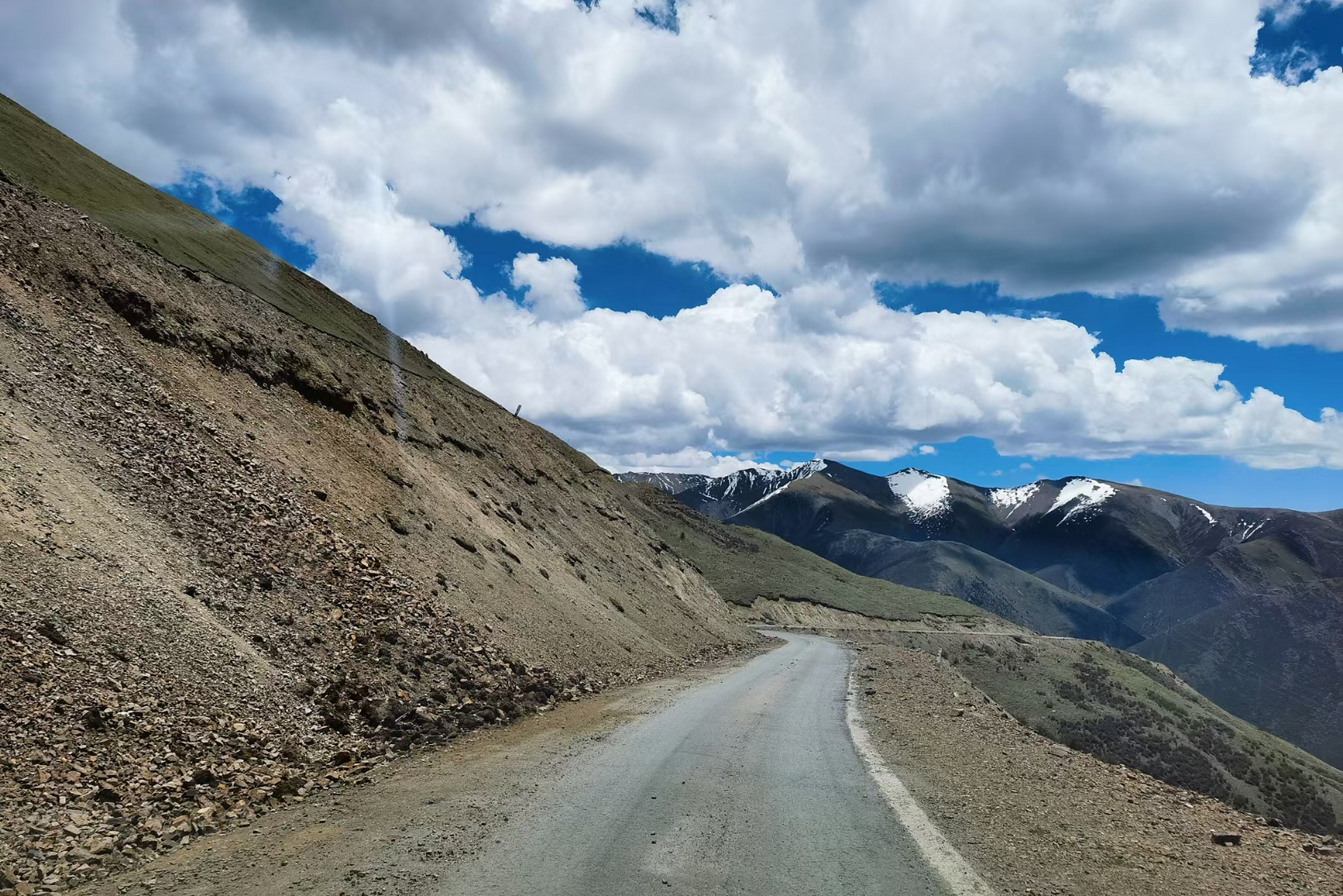 三色湖位于西藏昌都地区边坝县普玉一村境内,又名"普玉三色湖",分别为