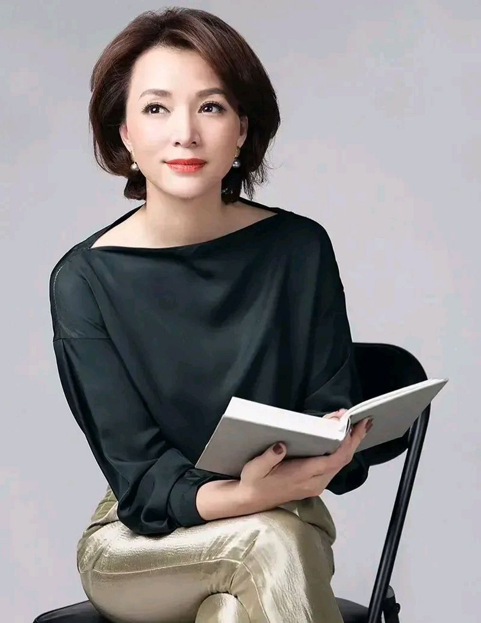 董卿被央视封杀的原因包括:与已婚男子交往,私自飞往美国生孩并获得