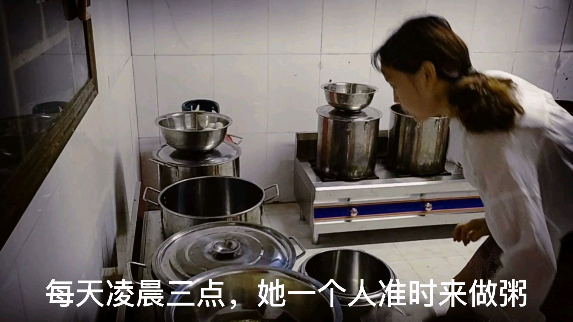 摆摊这么火,90后女孩说干就干,独自一人摆摊卖粥,竟然大受欢迎