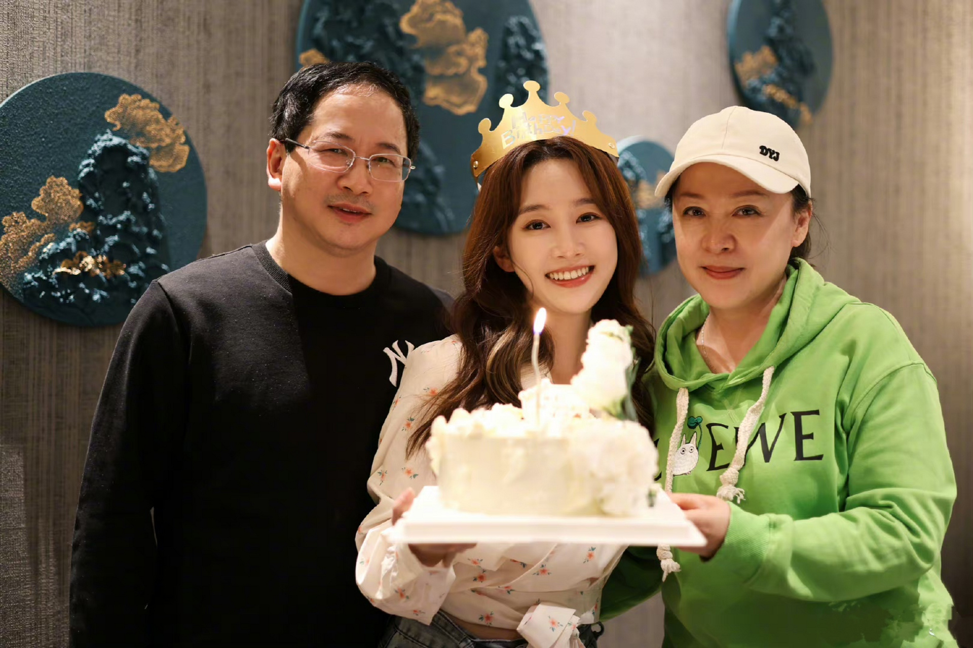 刘美含32岁了,《巴啦啦小魔仙》里的严莉莉真的已经是太久以前的事情