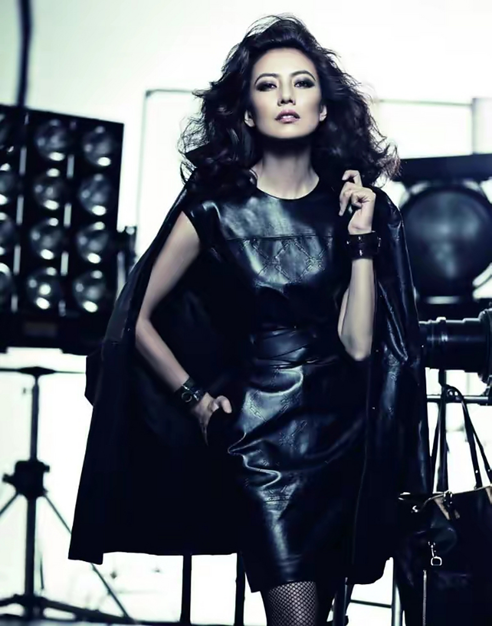 高圆圆穿黑色渔网丝袜,勾勒出一双迷人的双腿,让人刮目相看