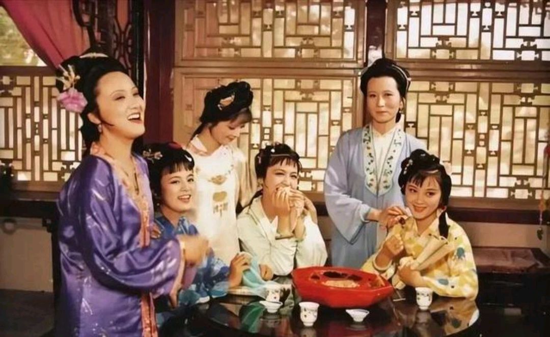 红楼梦:左右逢源的丫鬟,她敢开黛玉玩笑,探寻琥珀之谜