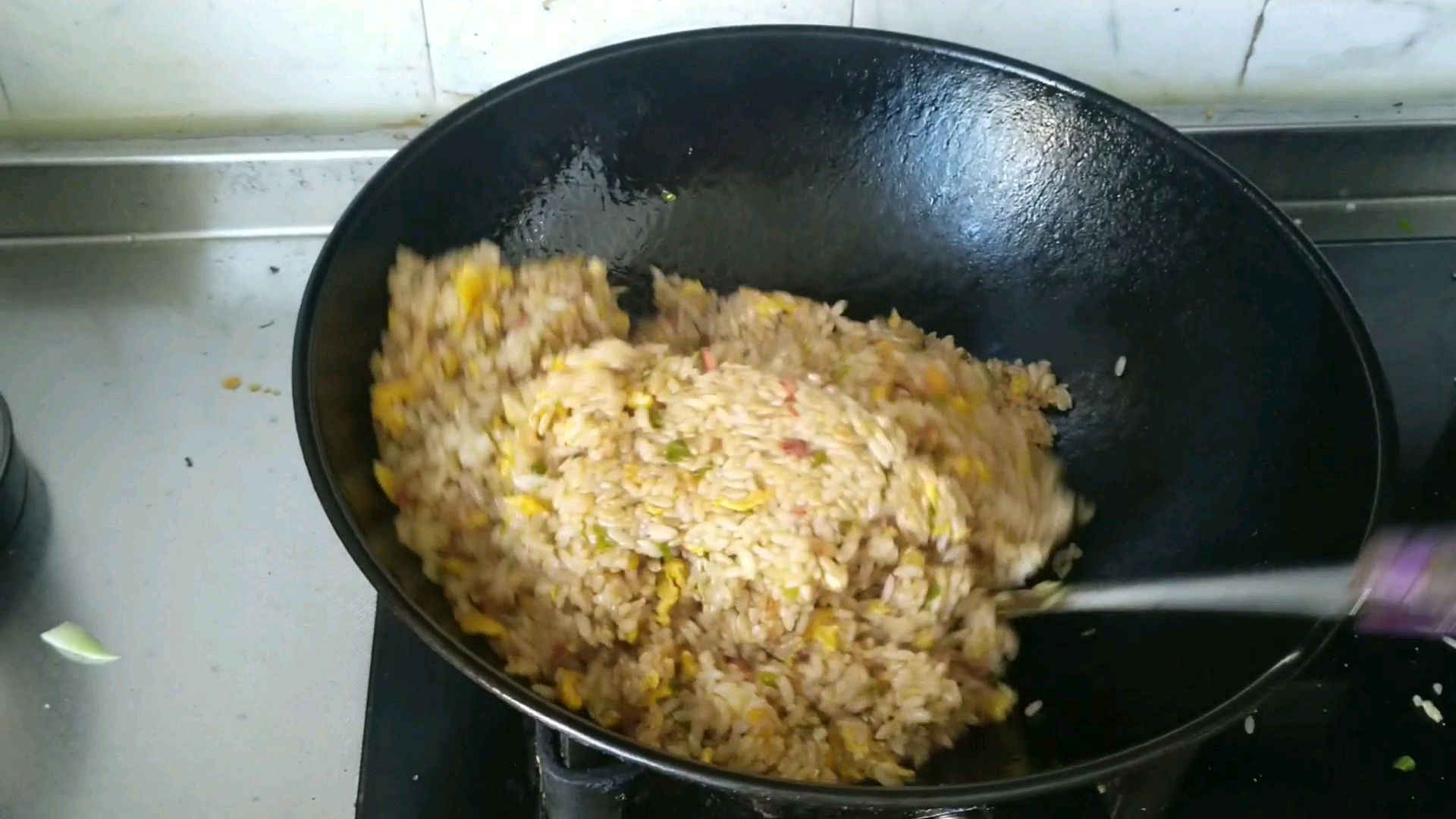 香肠鸡蛋炒饭怎么做好吃?小伙有妙招!