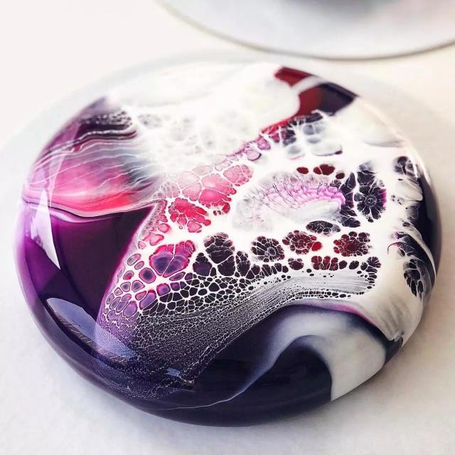 一曝光就瞬间刷屏的镜面蛋糕,究竟藏着怎样的"玄幻宇宙"?