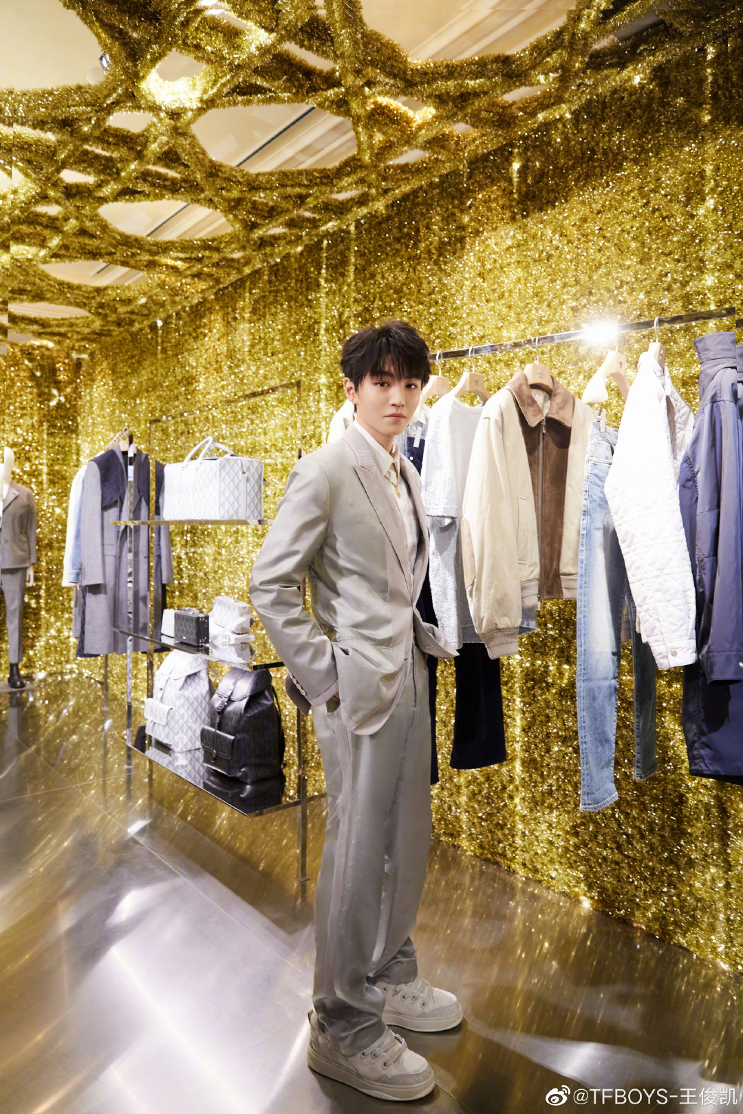 狗仔说王俊凯三观是正常的,健康的,就是他的经纪人"丑"了点