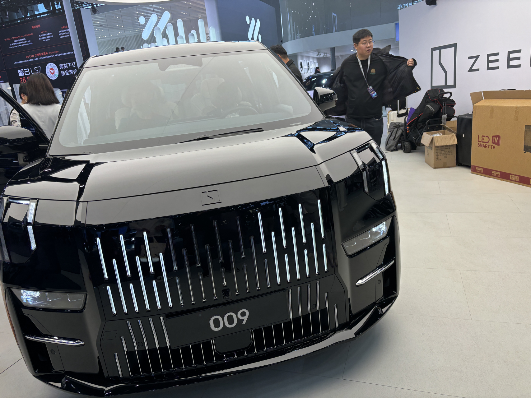 广州车展媒体日,比亚迪设计师艾格一行人来到了极氪展台,他们在揣摩极