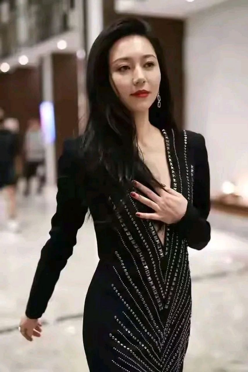 黄梦莹穿上这条裙子真有女人味 黄梦莹这种深v领开到腹部的连衣裙,蛮