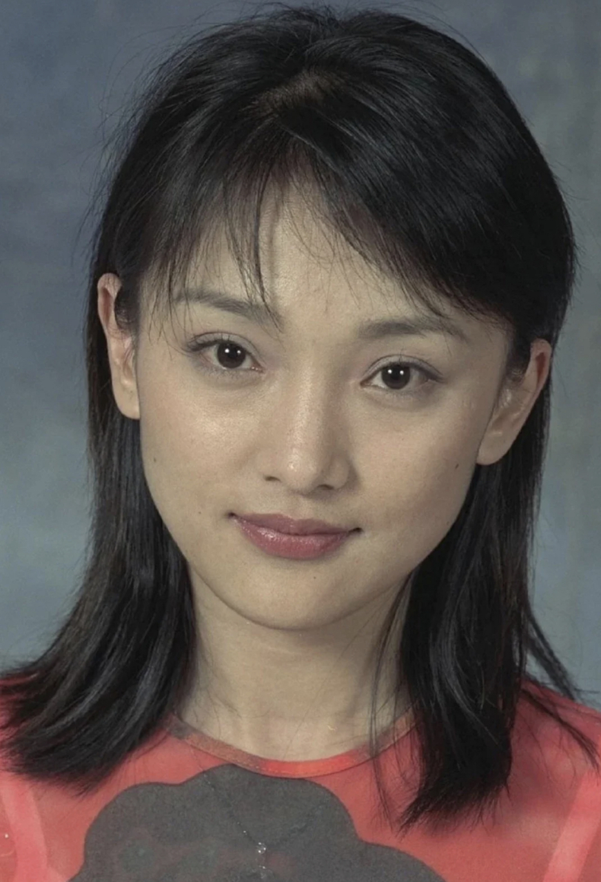 2000年第一次出国领奖的周迅,竟然是穿着不到200块的zara连衣裙上台