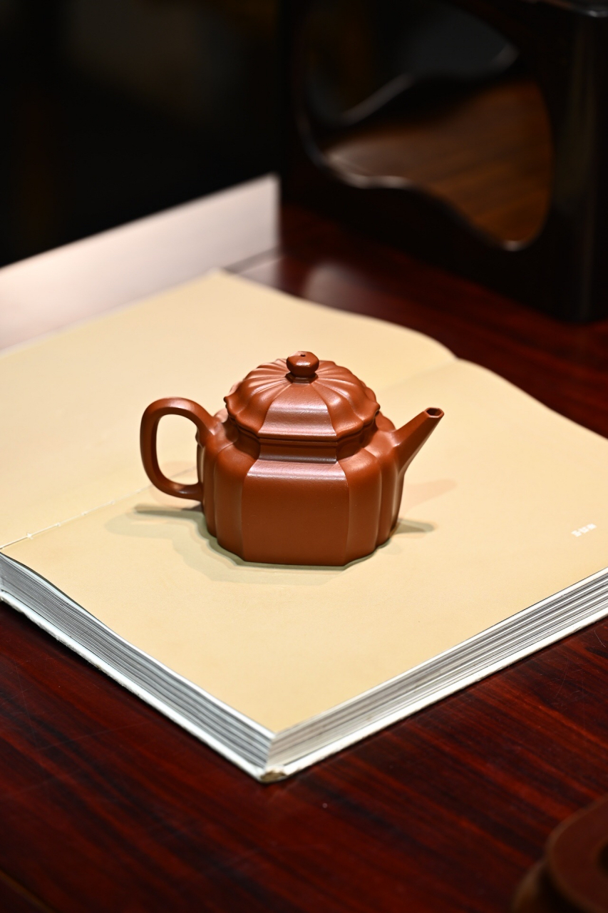 家里的茶桌上,有一两把紫砂壶放着,标志着您更有