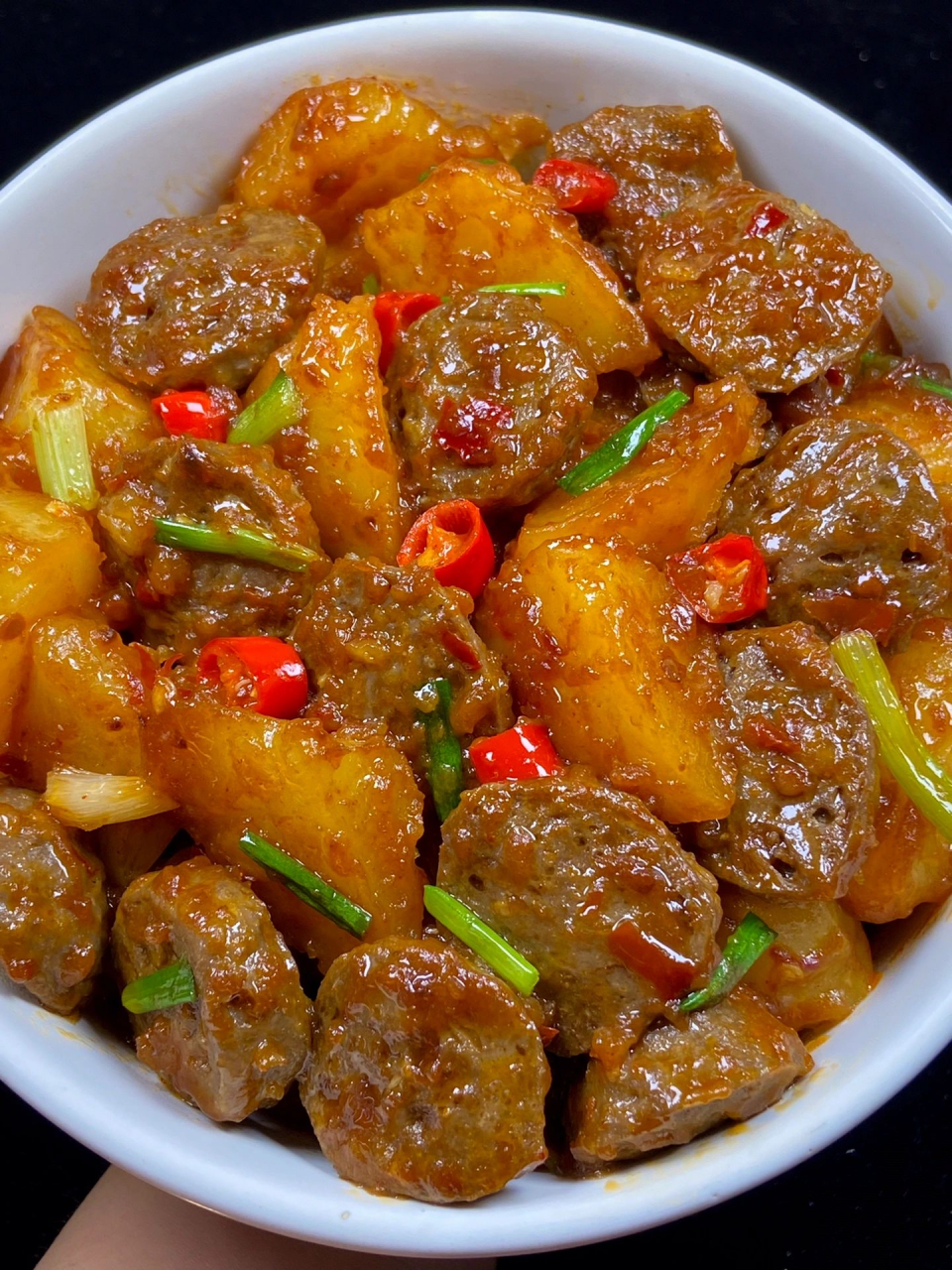 香辣的土豆烧牛肉丸真的是香迷糊了!焦香软糯,汤汁浓稠,q弹美味.