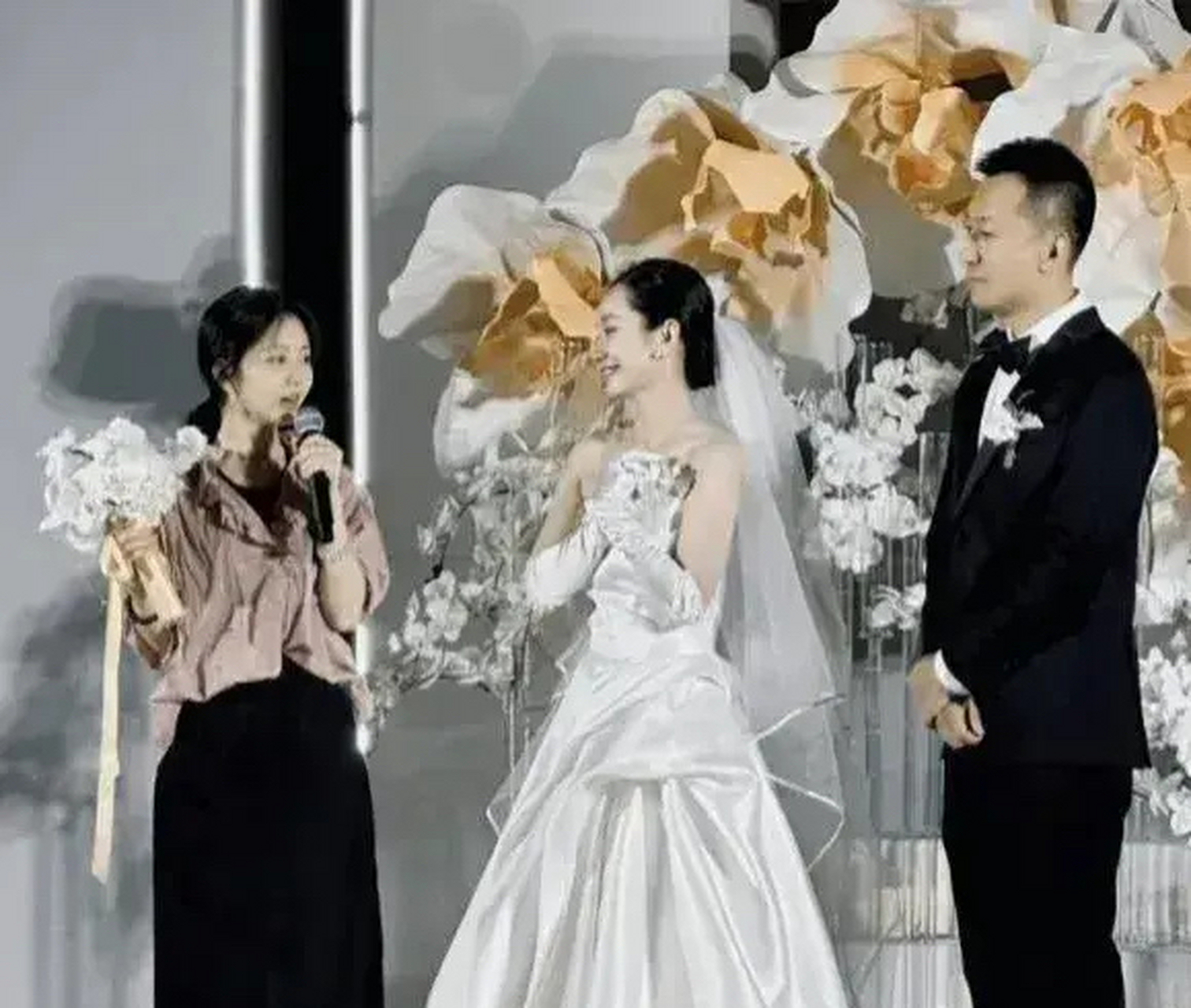 黄晓明人真的很好,不会谁红跟谁玩  演员董晴结婚,谭松韵去了,因为两