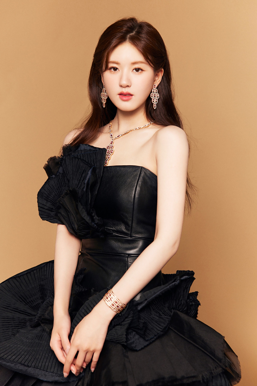 赵露思黑色玫瑰抹胸裙美图